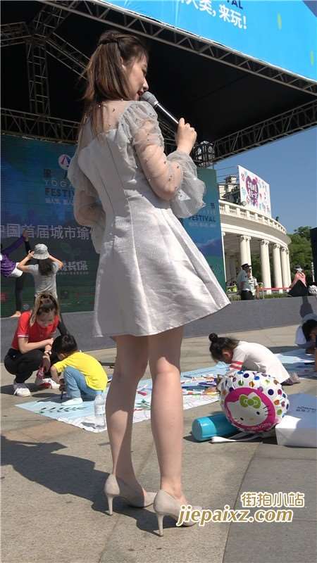 4K 白色连衣裙街拍高跟鞋性感美女主持 [1.64 GB]