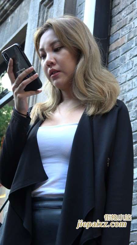 4K 超性感皮裙街拍美腿大美女 [1.39 GB]