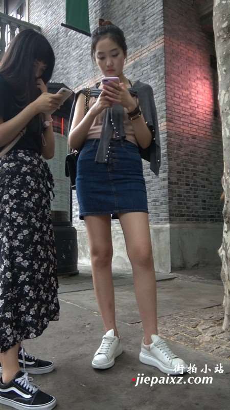 街拍丸子头紧身牛仔裙有范的美女姐姐 [1.34 GB]