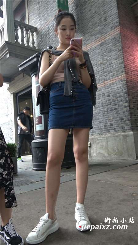 街拍丸子头紧身牛仔裙有范的美女姐姐 [1.34 GB]