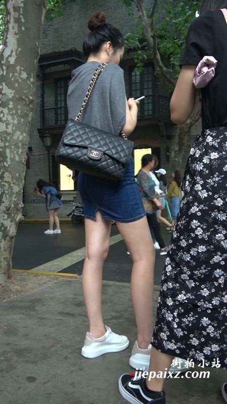 街拍丸子头紧身牛仔裙有范的美女姐姐 [1.34 GB]
