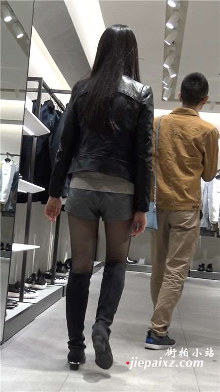 逛服装店的长筒靴皮衣街拍丝袜美女 [1.29 GB]