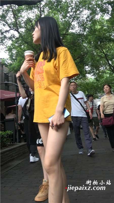 黄T恤超短牛仔月牙臀街拍MM [1.15 GB]