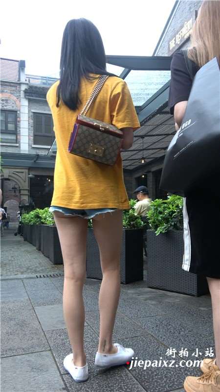 黄T恤超短牛仔月牙臀街拍MM [1.15 GB]