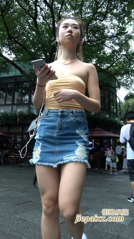 4K性感抹胸牛仔裙气质马尾辫街拍美女 [1.33 GB]