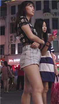 街拍高腰牛仔热裤美腿清秀妹子 [598 MB]