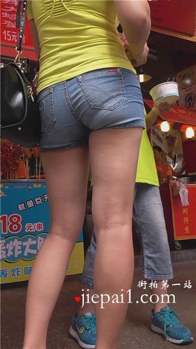街拍黄T恤极品美臀热裤少F [749 MB]