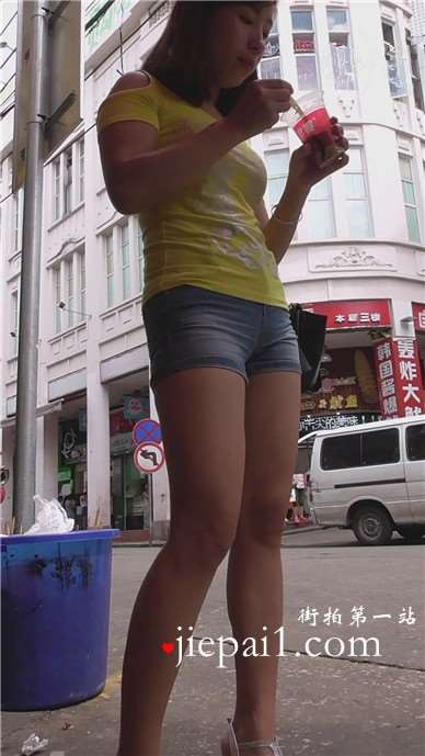 街拍黄T恤极品美臀热裤少F [749 MB]