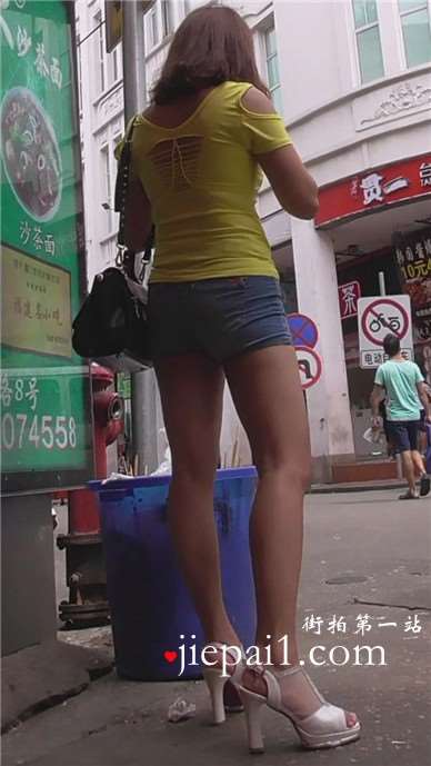 街拍黄T恤极品美臀热裤少F [749 MB]
