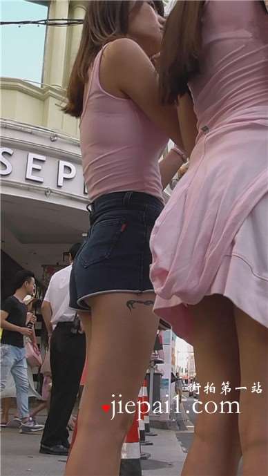 街拍粉色小背心高腰超短热裤美臀MM [1.50 GB]