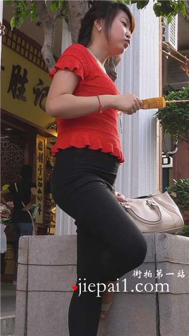 街拍红衣翘臀紧身裤少妇路边吃烤串 [531 MB]