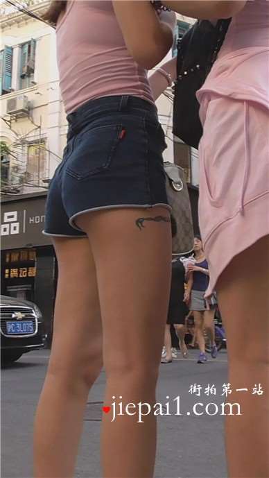 街拍粉色小背心高腰超短热裤美臀MM [1.50 GB]