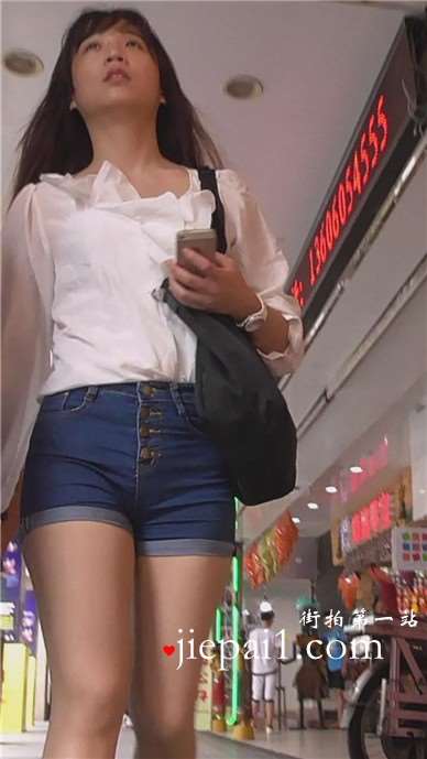 高腰蓝牛美眉圆鼓鼓的前三角镇诱人 [1.15 GB]