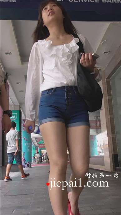 高腰蓝牛美眉圆鼓鼓的前三角镇诱人 [1.15 GB]