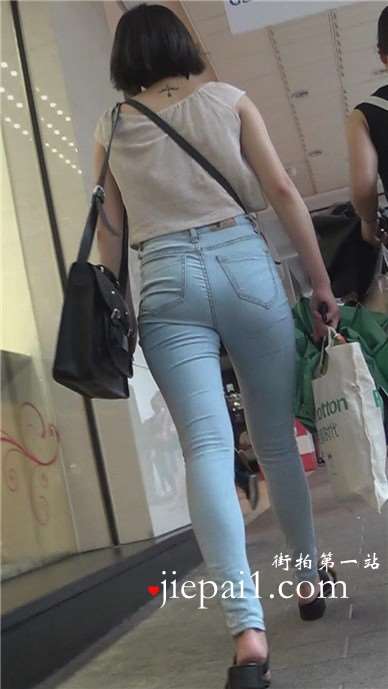 街拍紧身蓝牛性感美臀短发美女 [2.21 GB]