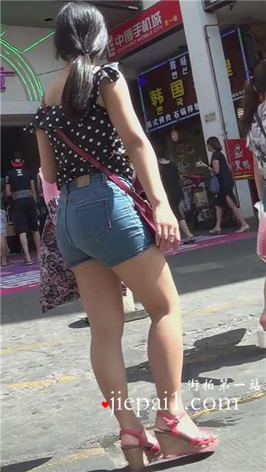 街拍肥臀热裤美女，底盘绝对扎实 [1.01 GB]