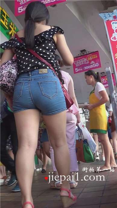 街拍肥臀热裤美女，底盘绝对扎实 [1.01 GB]