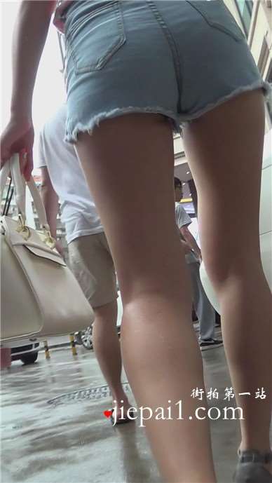 近距离拍摄紧身热裤美三角青春女孩 [1.16 GB]