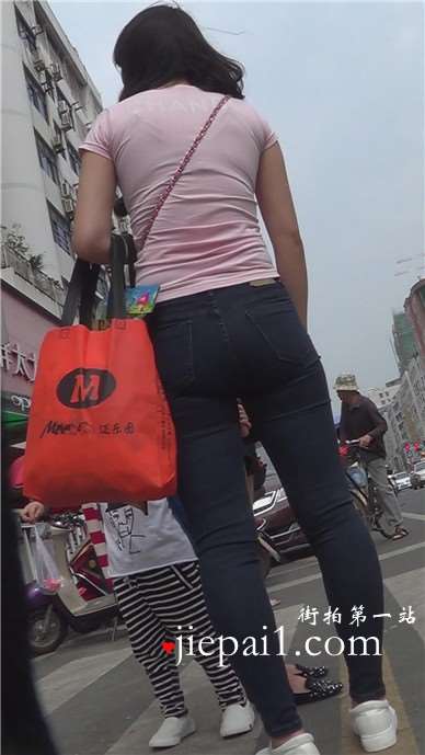 街拍黑色紧身宽臀年轻妈妈，粉色T恤更显成熟味道[1.30 GB]