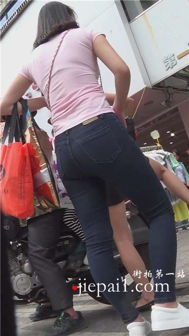 街拍黑色紧身宽臀年轻妈妈，粉色T恤更显成熟味道[1.30 GB]