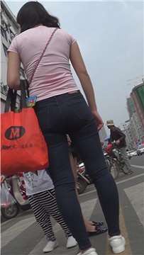 街拍黑色紧身宽臀年轻妈妈，粉色T恤更显成熟味道[1.30 GB]