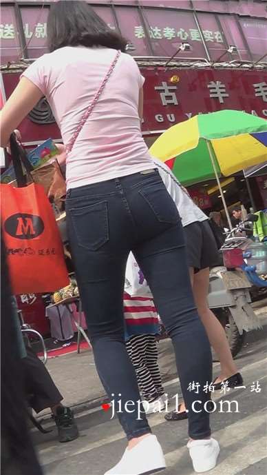 街拍黑色紧身宽臀年轻妈妈，粉色T恤更显成熟味道[1.30 GB]