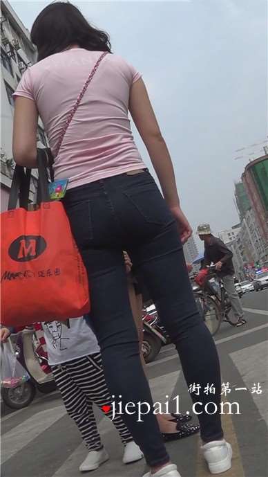 街拍黑色紧身宽臀年轻妈妈，粉色T恤更显成熟味道[1.30 GB]