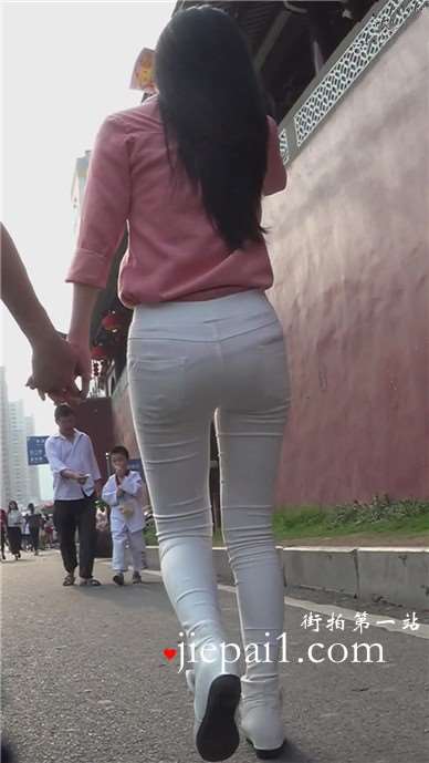 街拍粉衣白色紧身裤圆臀小清新美女 [918 MB]