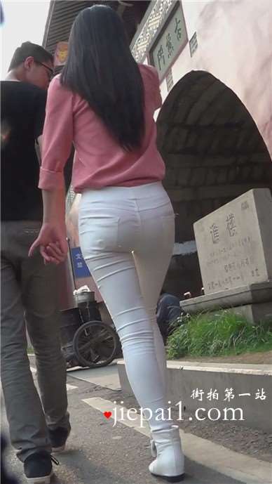街拍粉衣白色紧身裤圆臀小清新美女 [918 MB]