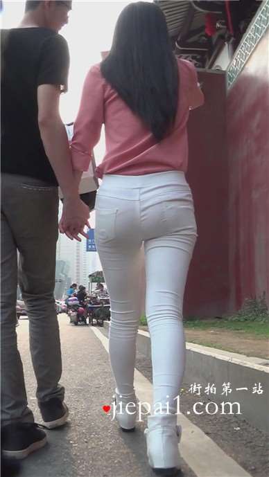 街拍粉衣白色紧身裤圆臀小清新美女 [918 MB]