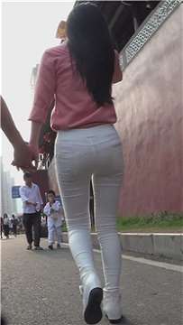 街拍粉衣白色紧身裤圆臀小清新美女 [918 MB]