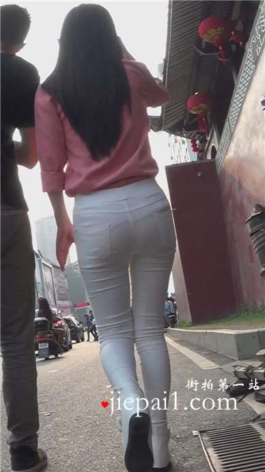 街拍粉衣白色紧身裤圆臀小清新美女 [918 MB]
