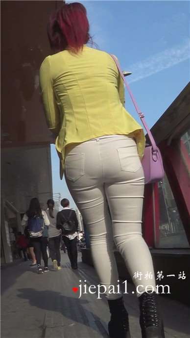 街拍肉肉的圆臀紧身裤美女 [979 MB]