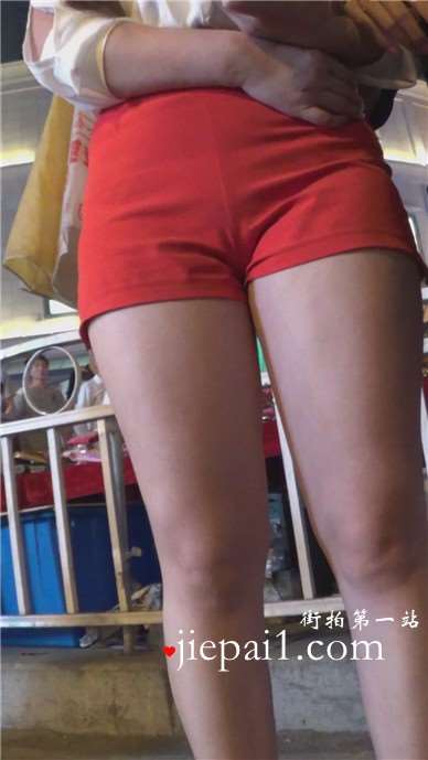 美女脚上的高跟鞋已经很性感了，还想锦上添花再来一双