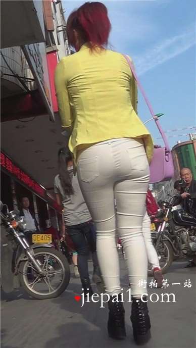 街拍肉肉的圆臀紧身裤美女 [979 MB]