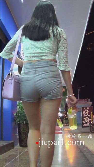 街拍美女夜晚街头独自徘徊 [703 MB]