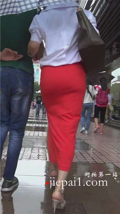 街拍红裙性感高跟鞋美女 [329 MB]