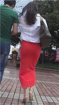 街拍红裙性感高跟鞋美女 [329 MB]