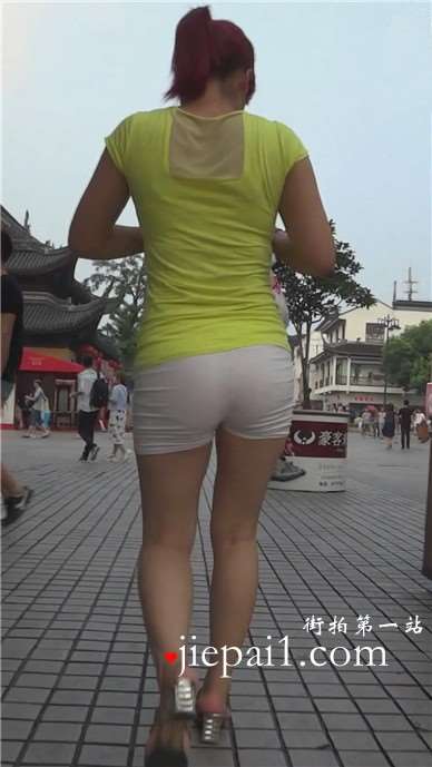 黄T恤白热裤美臀少妇背影相当诱人 [354 MB]