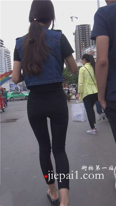 街拍身材娇小的黑色紧身裤妹纸 [3.51 GB]