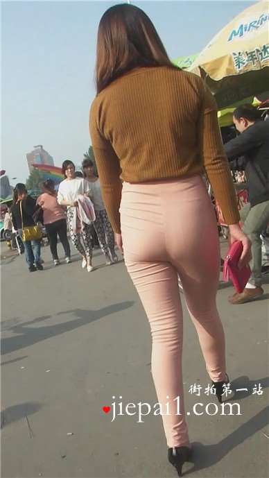 街拍极品粉色紧身裤丰满肉臀高跟美少F [1.49 GB]