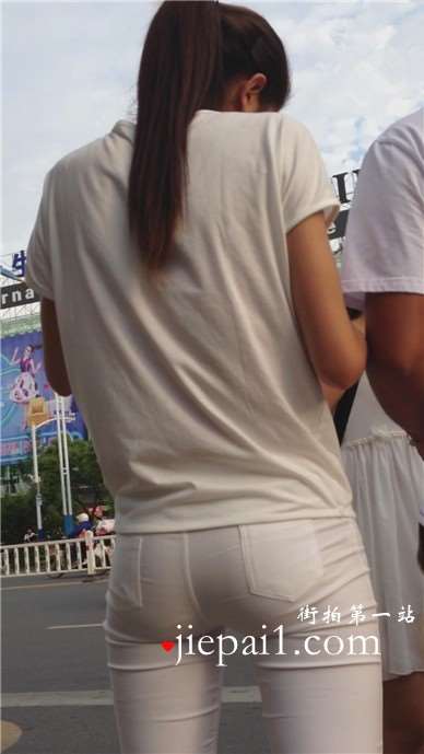 街拍圆臀美臀紧身白裤马尾辫清纯美眉 [353 MB]