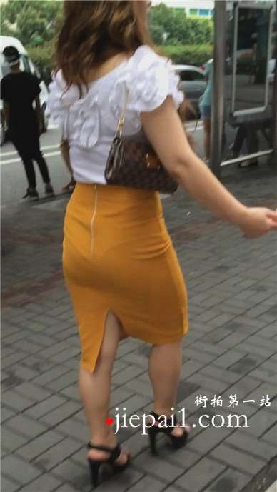 街拍黄色开叉裙高跟鞋气质美女 [433 MB]