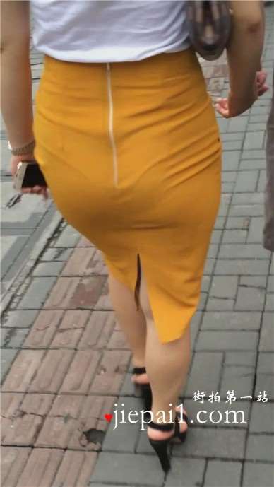 街拍黄色开叉裙高跟鞋气质美女 [433 MB]