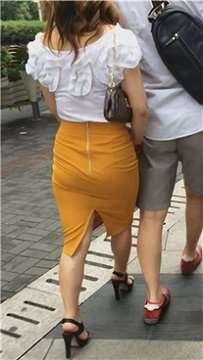街拍黄色开叉裙高跟鞋气质美女 [433 MB]