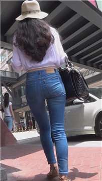 街拍靓丽紧身蓝牛美女小姐姐，天使的脸蛋 [1.03 GB]