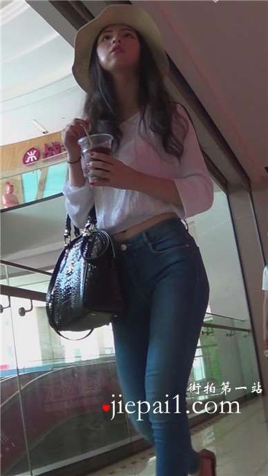 街拍靓丽紧身蓝牛美女小姐姐，天使的脸蛋 [1.03 GB]