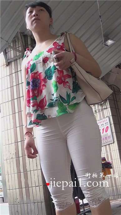 街拍肉臀白色紧身裤美少妇，花高跟更显韵味 [1.05 GB]