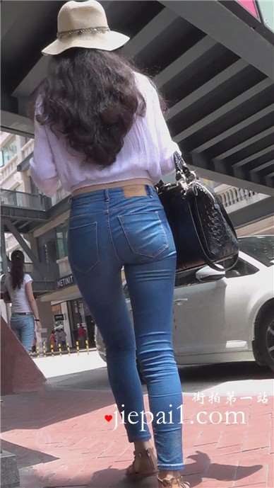街拍靓丽紧身蓝牛美女小姐姐，天使的脸蛋 [1.03 GB]