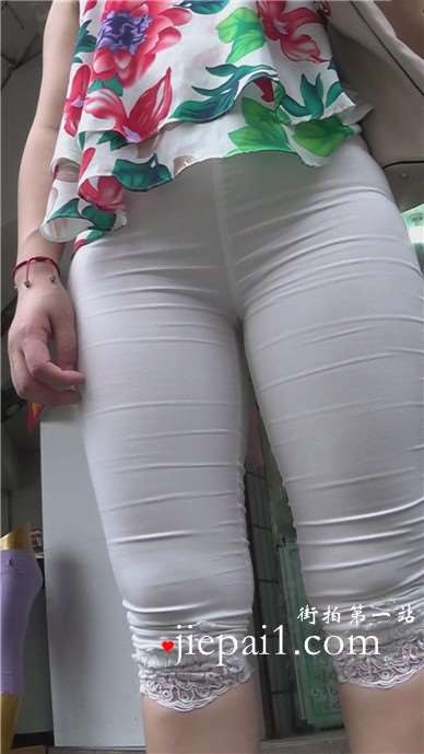街拍肉臀白色紧身裤美少妇，花高跟更显韵味 [1.05 GB]